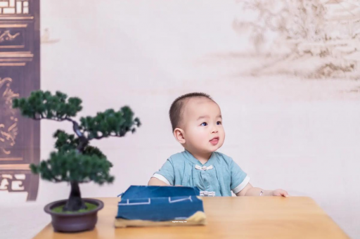 新泰满月宝宝放屁臭